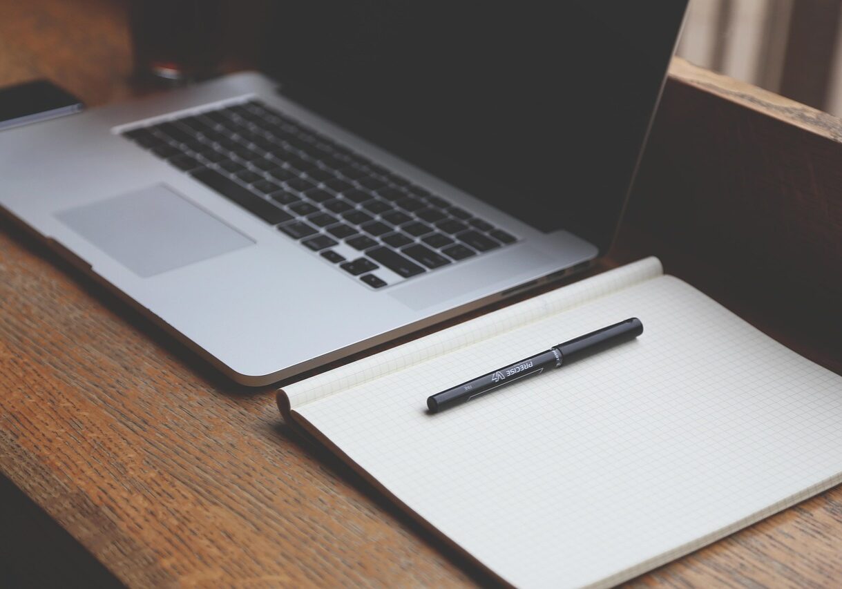 desk-593327_1280